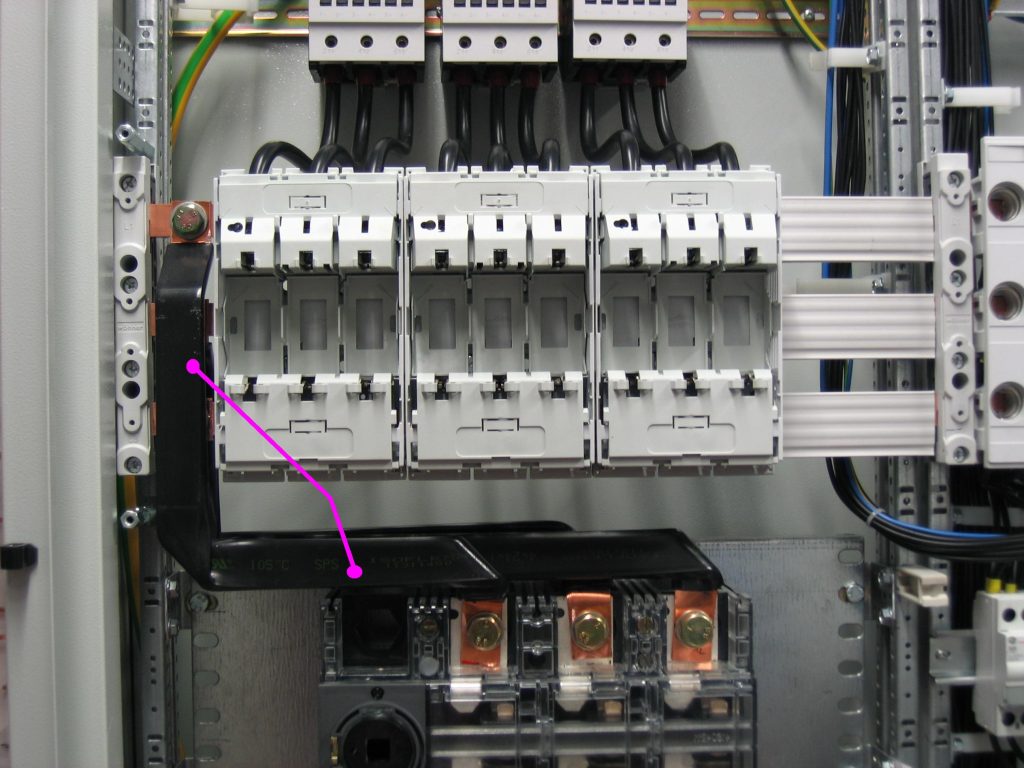 Flexible insulated laminated busbars in an electrical cabinet