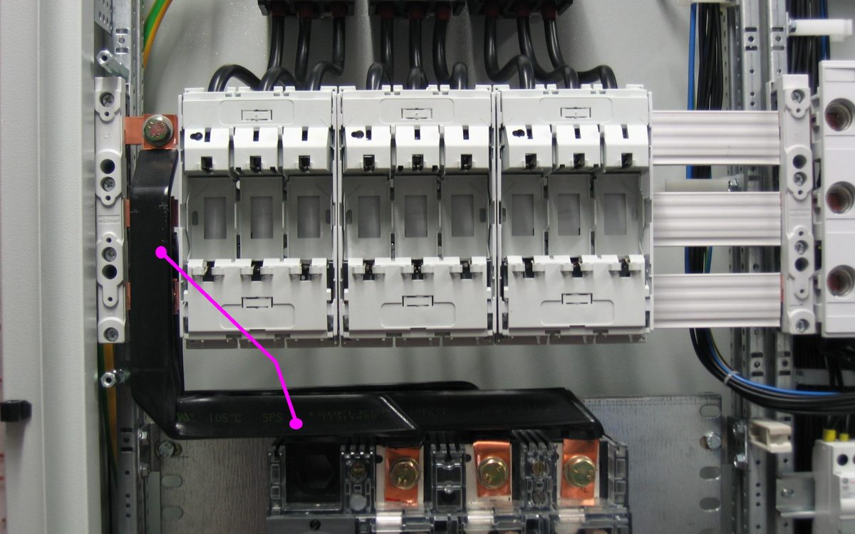 Flexible insulated laminated busbars in an electrical cabinet